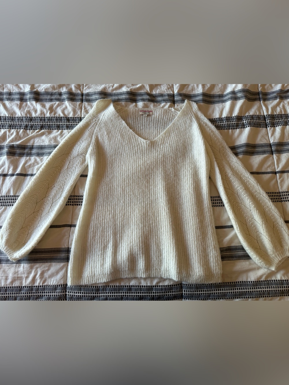 ANDREE BY UNIT Cream V-Neck Wide Sleeve Sweater